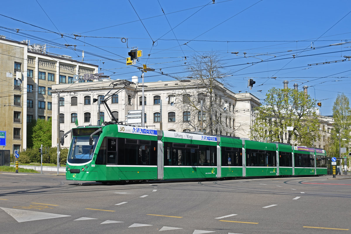 Be 6/8 Combino 322, auf der Linie 8, verlässt die Haltestelle Dreirosenbrücke. Die Aufnahme stammt vom 07.04.2020.