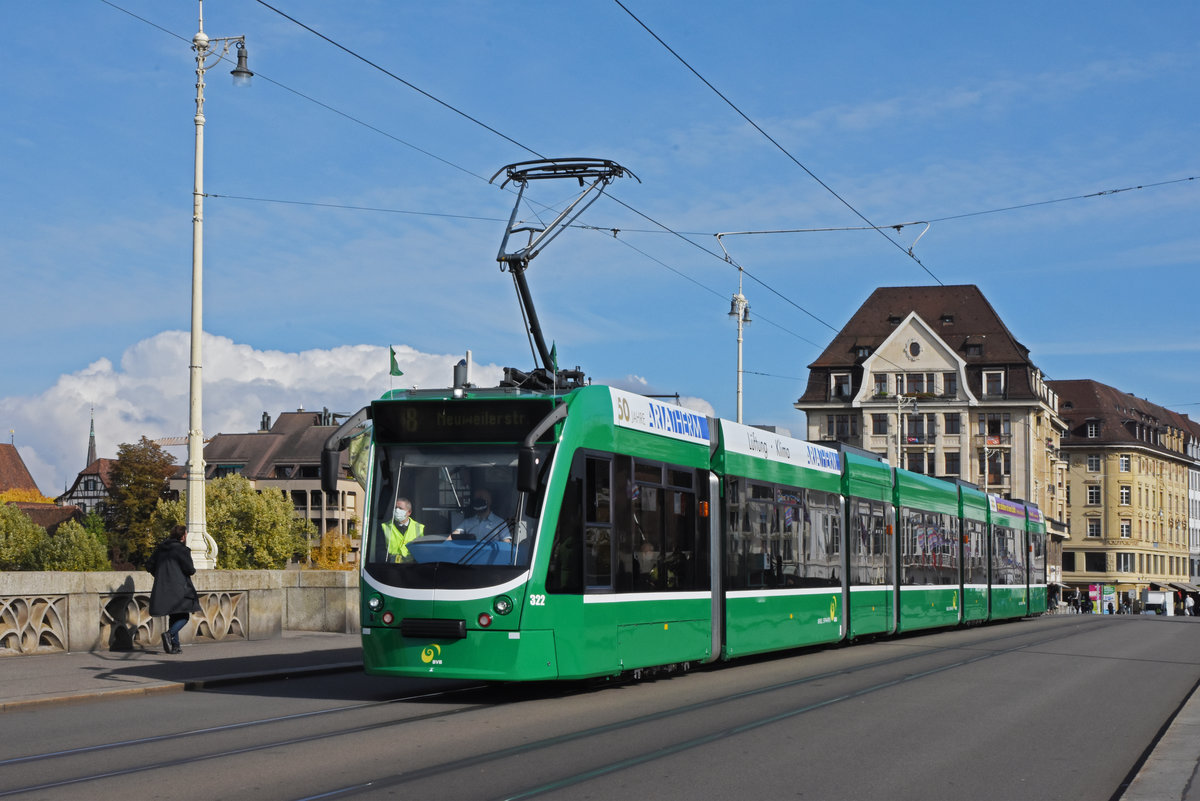 Be 6/8 Combino 322, auf der Linie 8, überquert die Mittlere Rheinbrücke. Die Aufnahme stammt vom 13.10.2020.