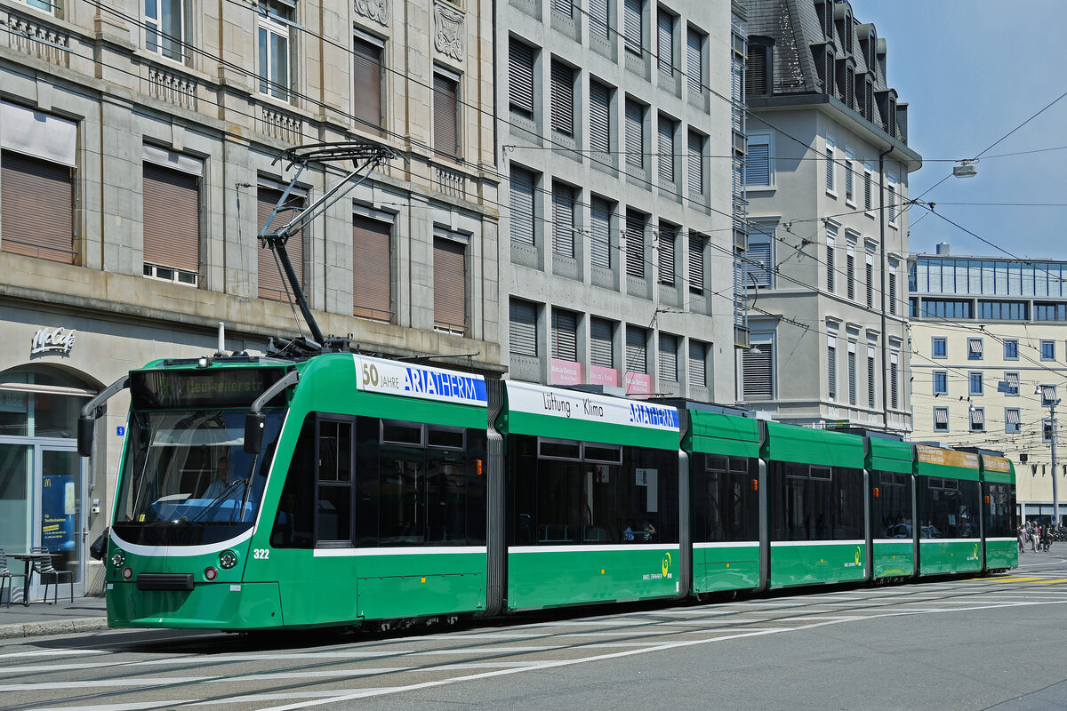 Be 6/8 Combino 322, auf der Linie 8, fährt am 11.07.2023 durch die Centralbahnstrasse zur Haltestelle Markthalle.