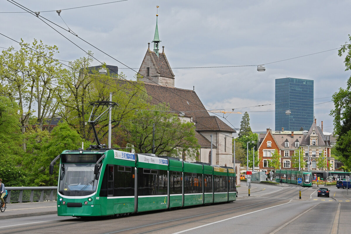 Be 6/8 Combino 322, auf der Linie 2, überquert am 15.04.2024 die Wettsteinbrücke. Aufnahme Basel.