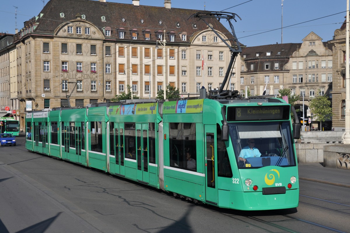 Be 6/8 Combino 322 auf der Linie 8 überquert die Mittlere Rheinbrücke. Die Aufnahme stammt vom 21.06.2014.