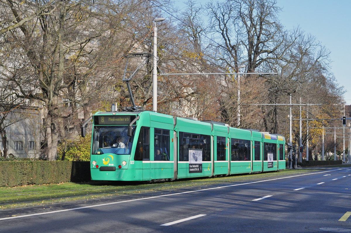 Be 6/8 Combino 323, auf der Linie 8, fährt zur Haltestelle am Bahnhof SBB. Die Aufnahme stammt vom 01.12.2017.