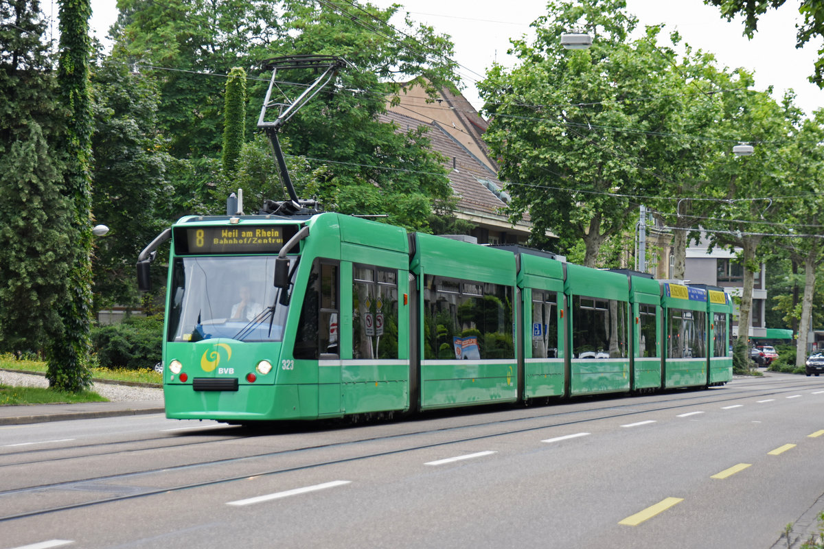 Be 6/8 Combino 323, auf der Linie 8, fährt zur Haltestelle Markthalle. Die Aufnahme stammt vom 13.06.2018.