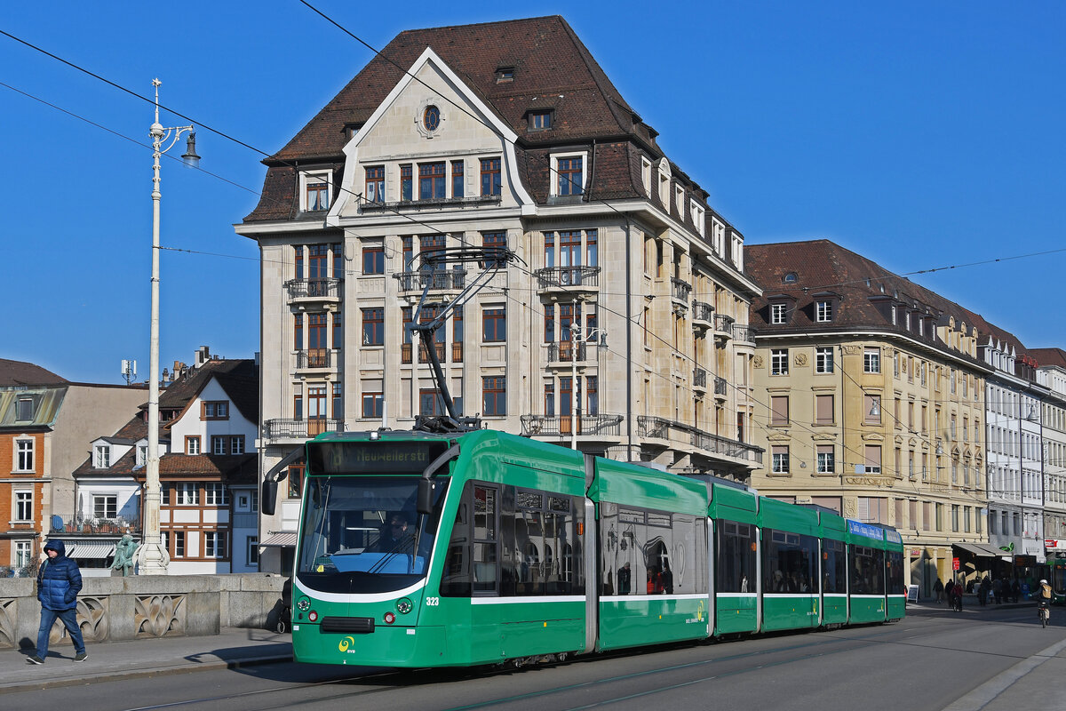 Be 6/8 Combino 323, auf der Linie 8, überquert am 09.02.2023 die Mittlere Rheinbrücke.
