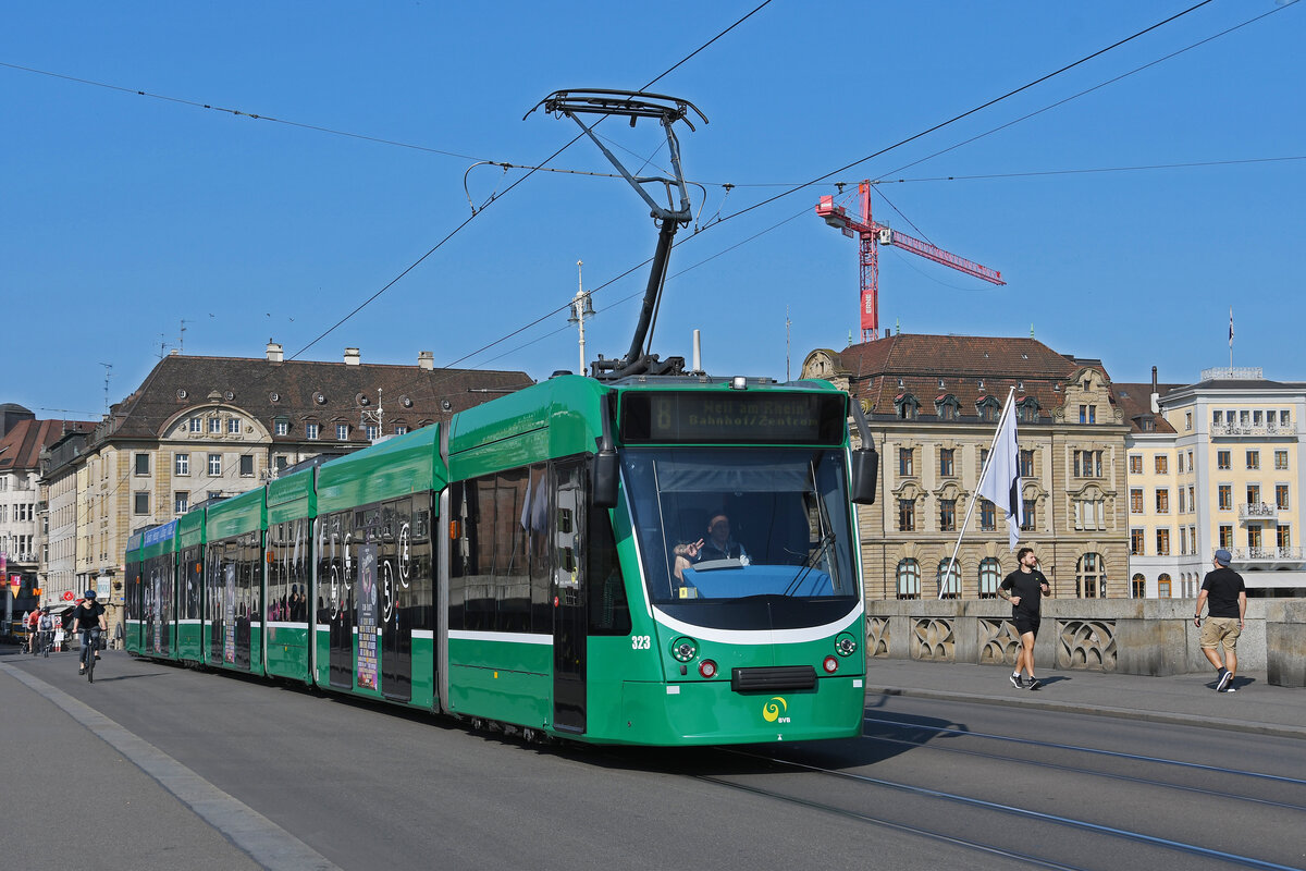 Be 6/8 Combino 323, auf der Linie 8, überquert am 01.06.2023 die Mittlere Rheinbrücke.