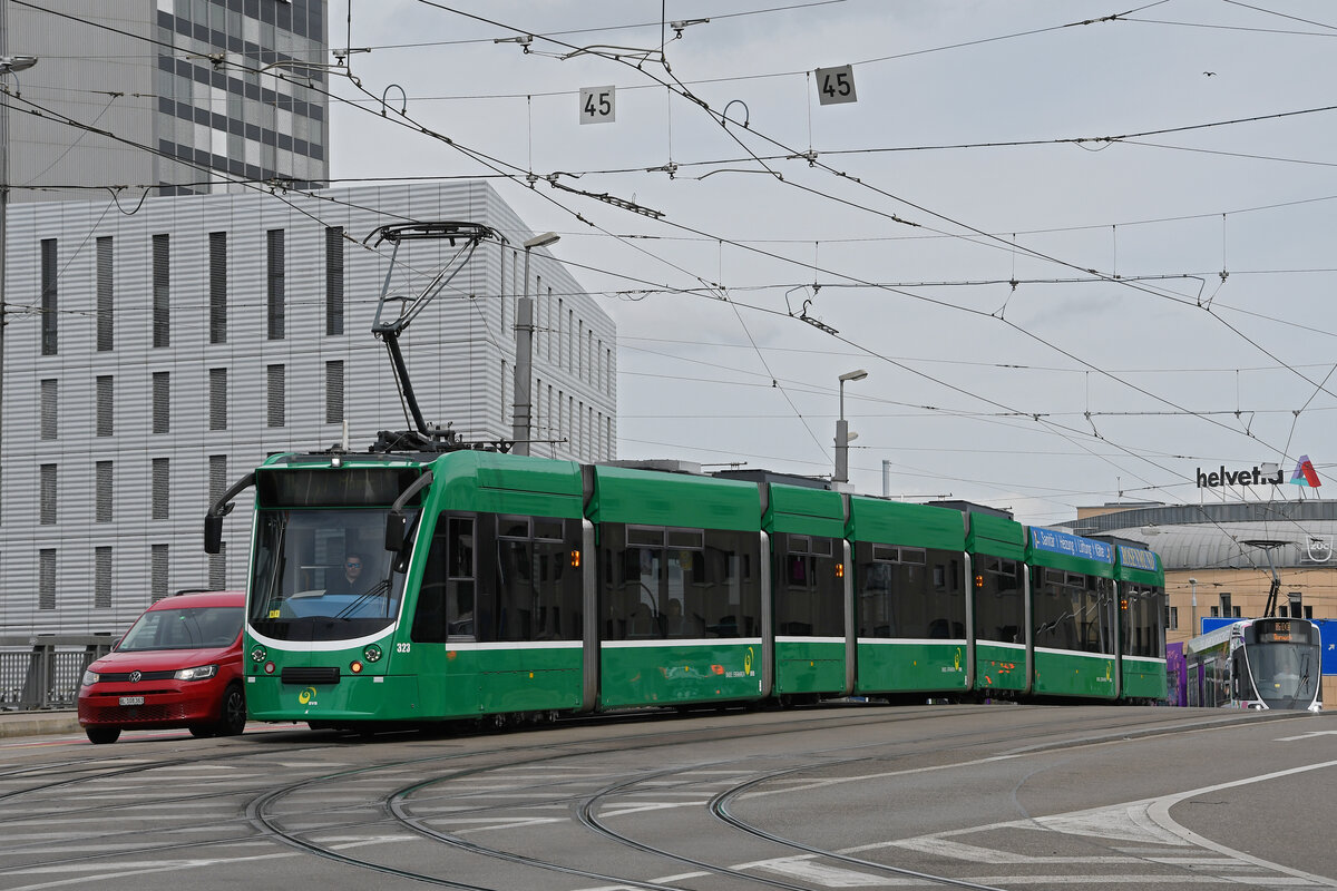 Be 6/8 Combino 323, auf der wegen einer Grossbaustelle zwischen Hardstrasse und Pratteln umgeleiteten Linie 14, überquert am 04.05.2024 die Münchensteinerbrücke.