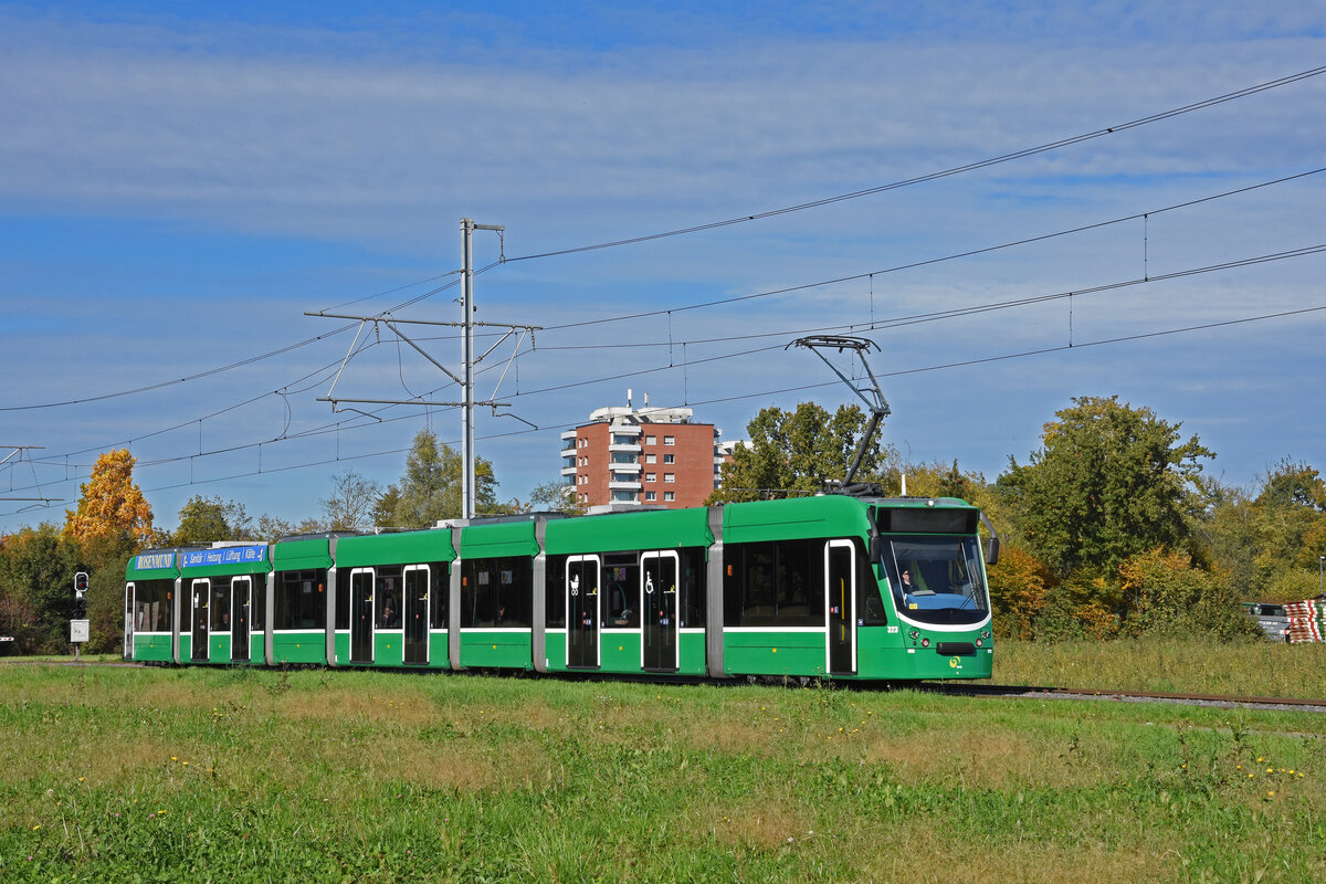 Be 6/8 Combino 323, auf der Linie 14, fährt am zur Haltestelle Lachmatt. Aufnahme Muttenz.