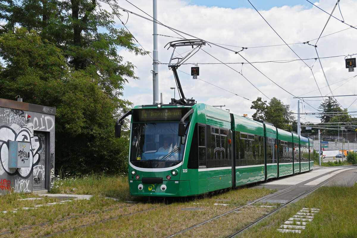 Be 6/8 Combino 323, auf der Linie 14, fährt am 14.07.2025 zur Haltestelle St. Jakob. Aufnahme Basel.