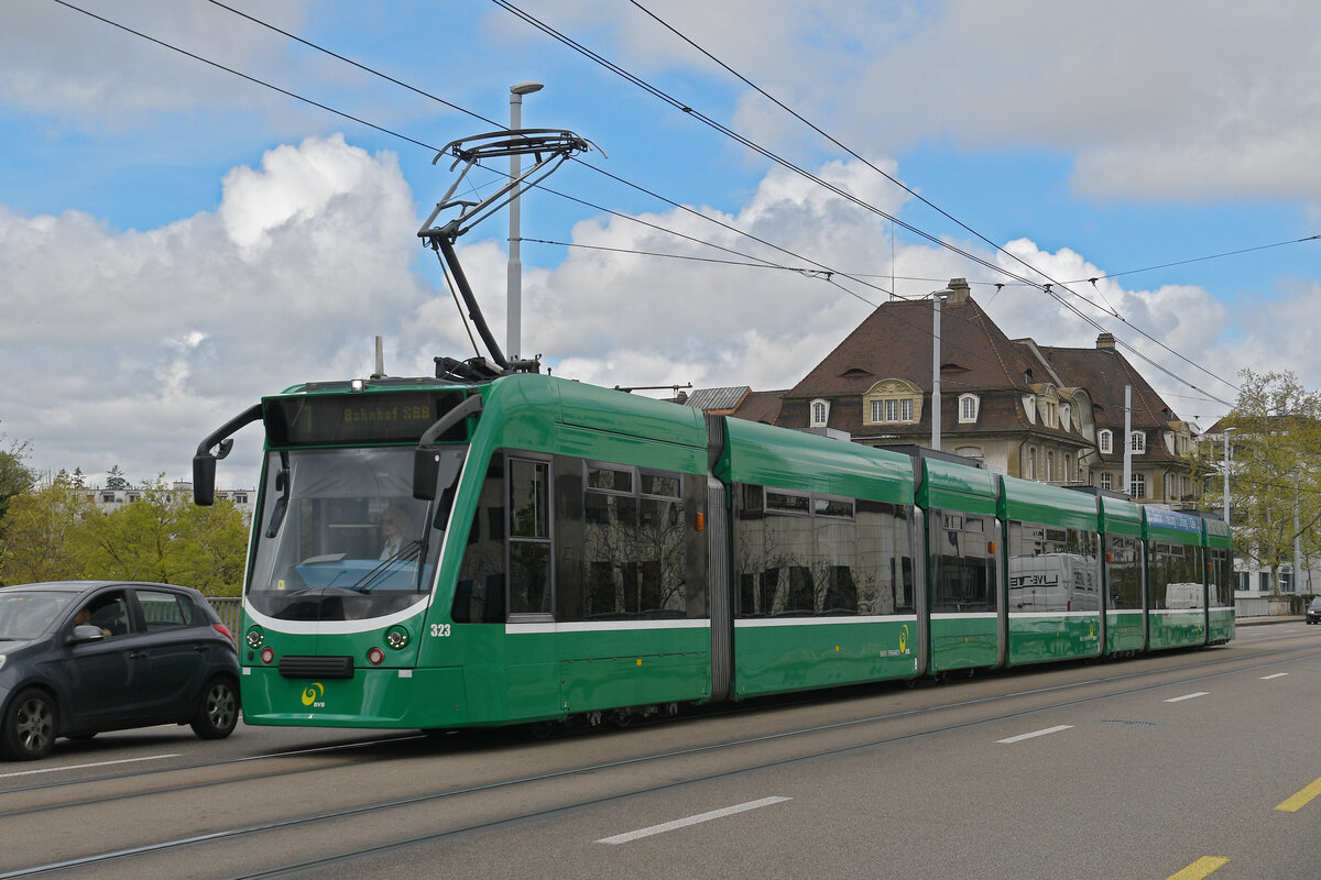 Be 6/8 Combino 323, auf der Linie 1, fährt am 14.04.2025 zur Haltestelle Markthalle. Aufnahme Basel.