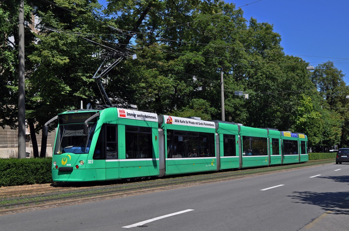 Be 6/8 Combino 323 auf der Linie 8 fährt Richtung Haltestelle Bahnhof SBB. Die Aufnahme stammt vom 03.08.2015.