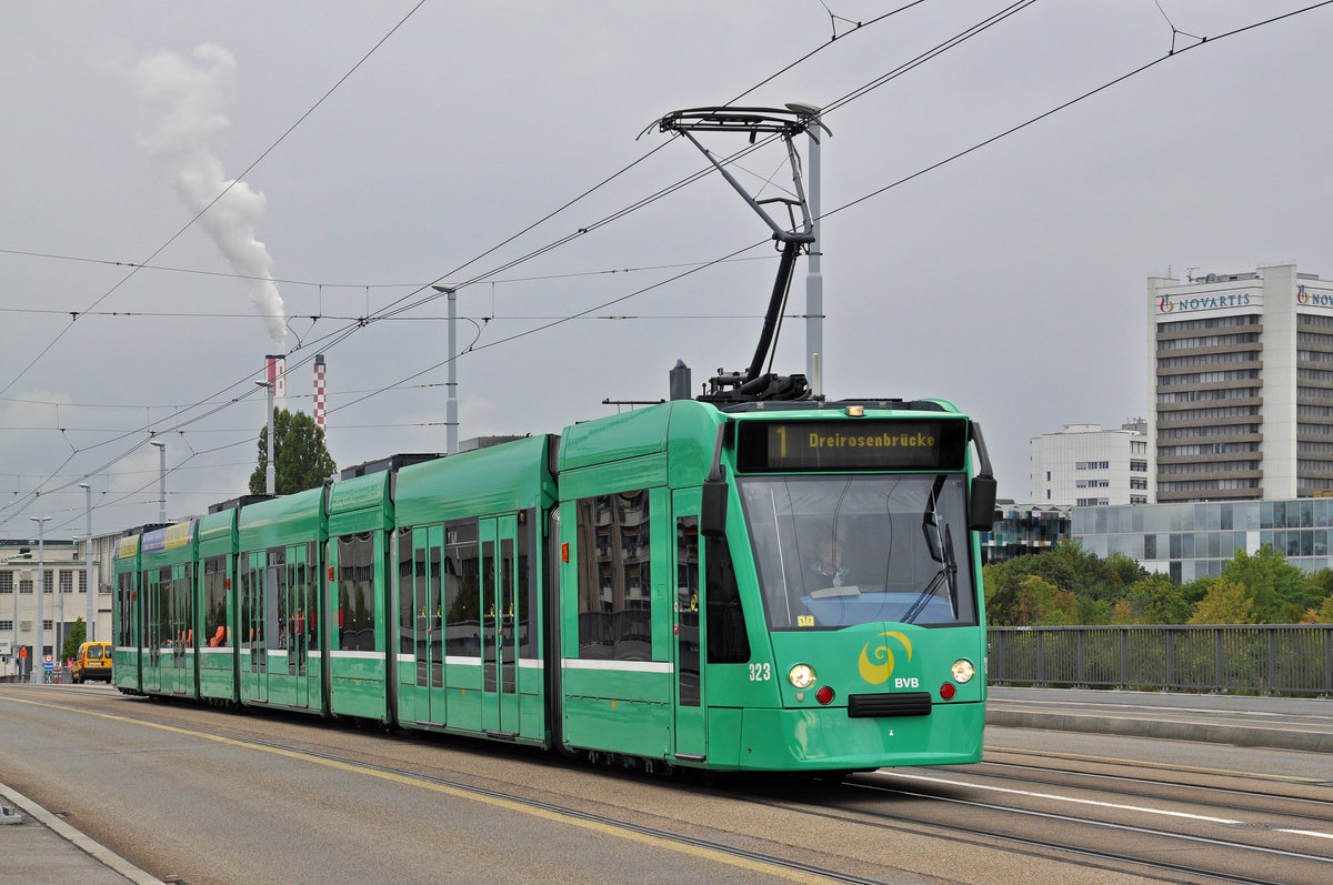 Be 6/8 Combino 323, auf der Linie 1 überquert die Dreirosenbrücke. Die Aufnahme stammt vom 17.09.2016.