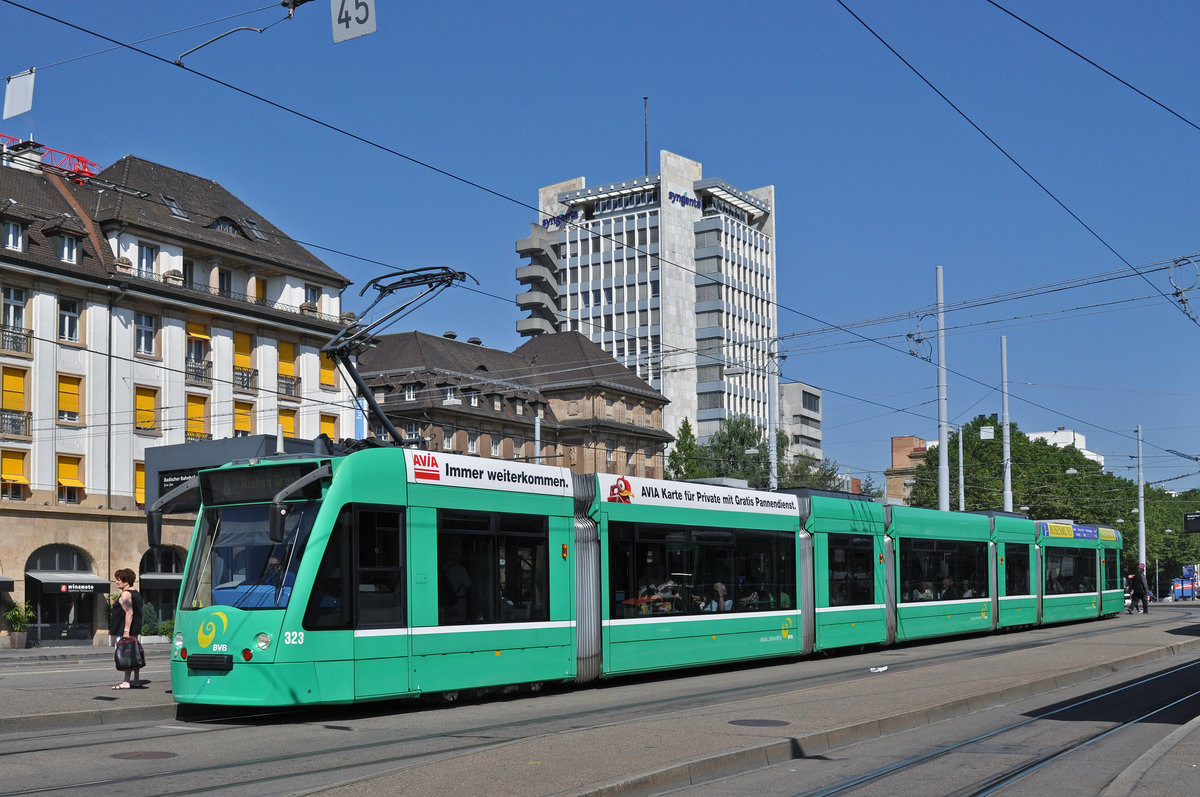 Be 6/8 Combino 323, auf der Linie 6, bedient die Haltestelle am Badischen Bahnhof. Die Aufnahme stammt vom 10.07.2015.
