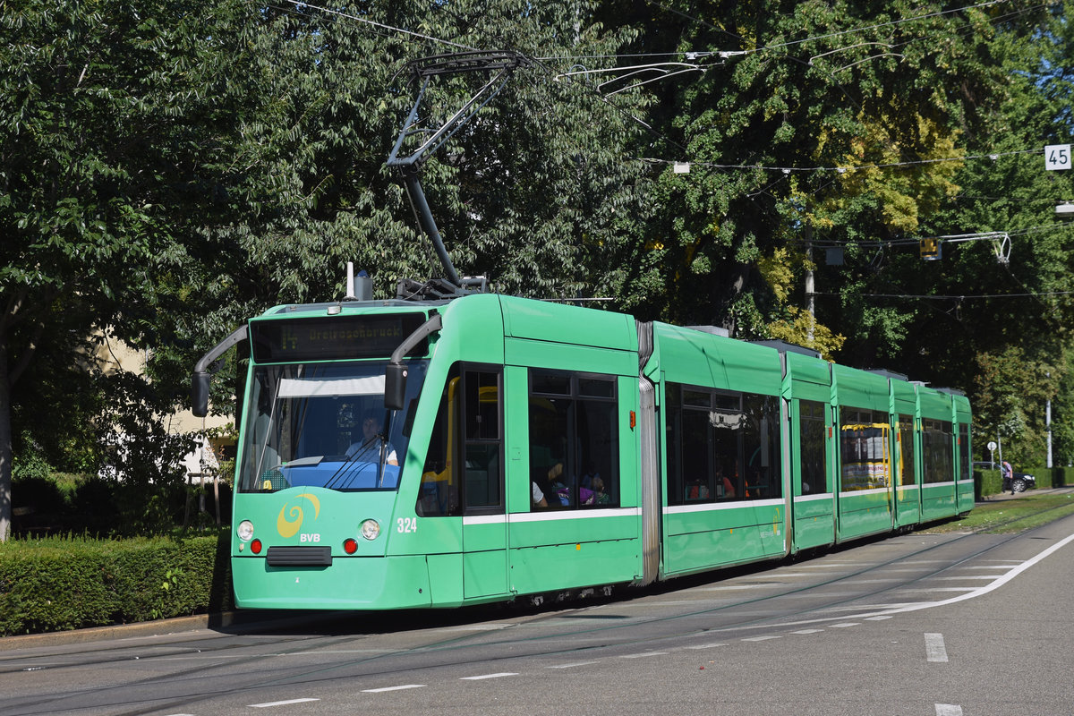 Be 6/8 Combino 324, auf der Linie 14, fährt zur Haltestelle am Aeschenplatz. Die Aufnahme stammt vom 05.09.2018.