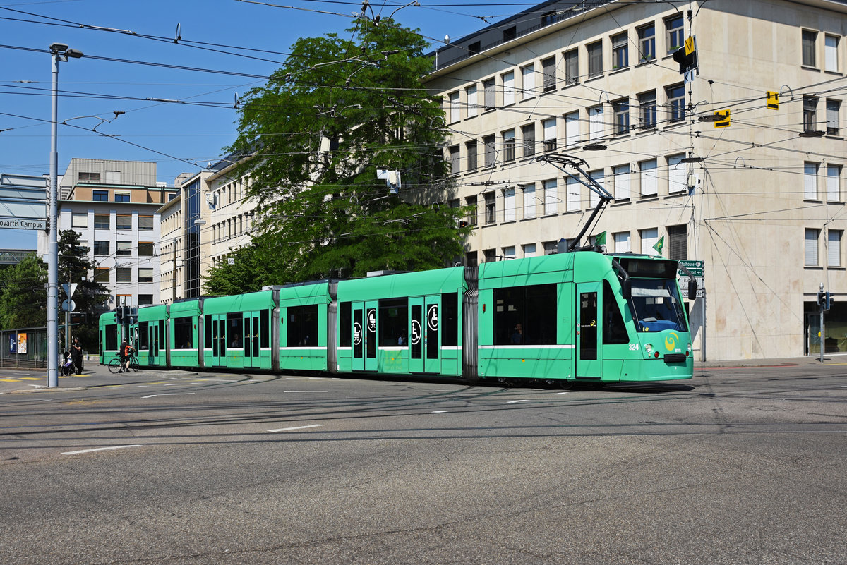 Be 6/8 Combino 324, auf der Linie 8, verlässt die Haltestelle Dreirosenbrücke. Die Aufnahme stammt vom 17.05.2020.