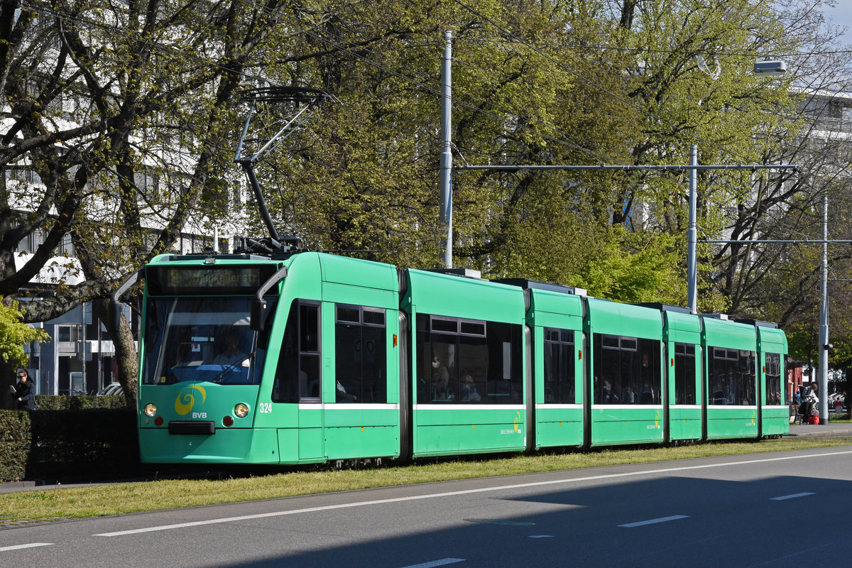 Be 6/8 Combino 324, auf der Linie 8, fährt zur Haltestelle am Bahnhof SBB. Die Aufnahme stammt vom 16.04.2021.