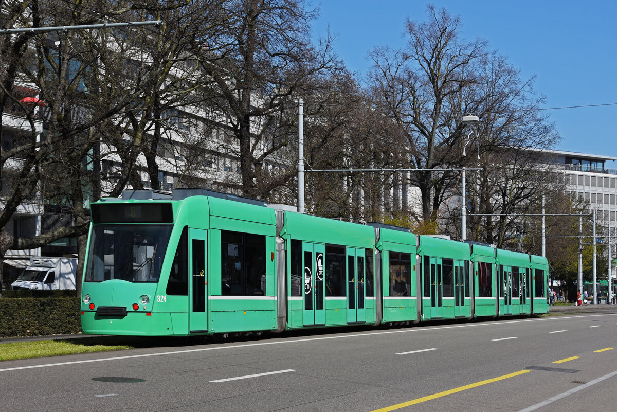 Be 6/8 Combino 324, auf der Linie 8, fährt zur Haltestelle am Bahnhof SBB. Die Aufnahme stammt vom 31.03.2021.