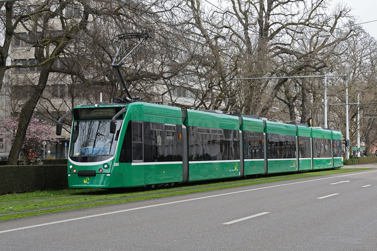 Be 6/8 Combino 324, auf der Linie 8, fährt am 21.02.2024 zur Haltestelle am Bahnhof SBB.