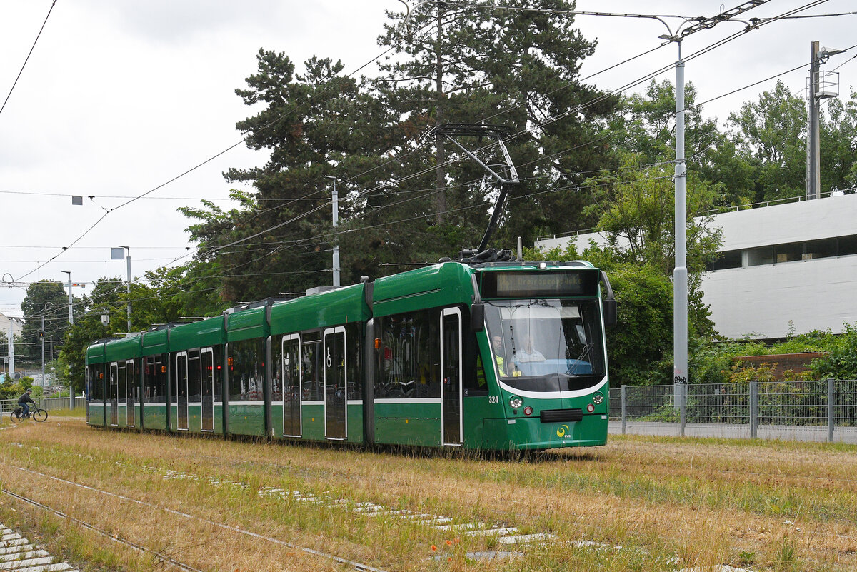 Be 6/8 Combino 324, auf der Linie 14, fährt am 07.07.2025 zur Haltestelle St. Jakob. Aufnahme Basel.