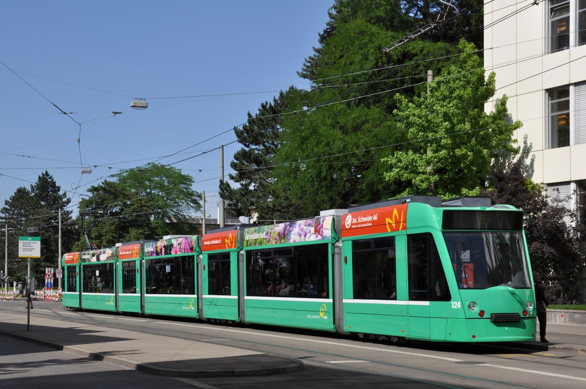 Be 6/8 Combino 324 auf der Linie 8 bedient die Haltestelle CIBA. Die Aufnahme stammt vom 11.06.2014.