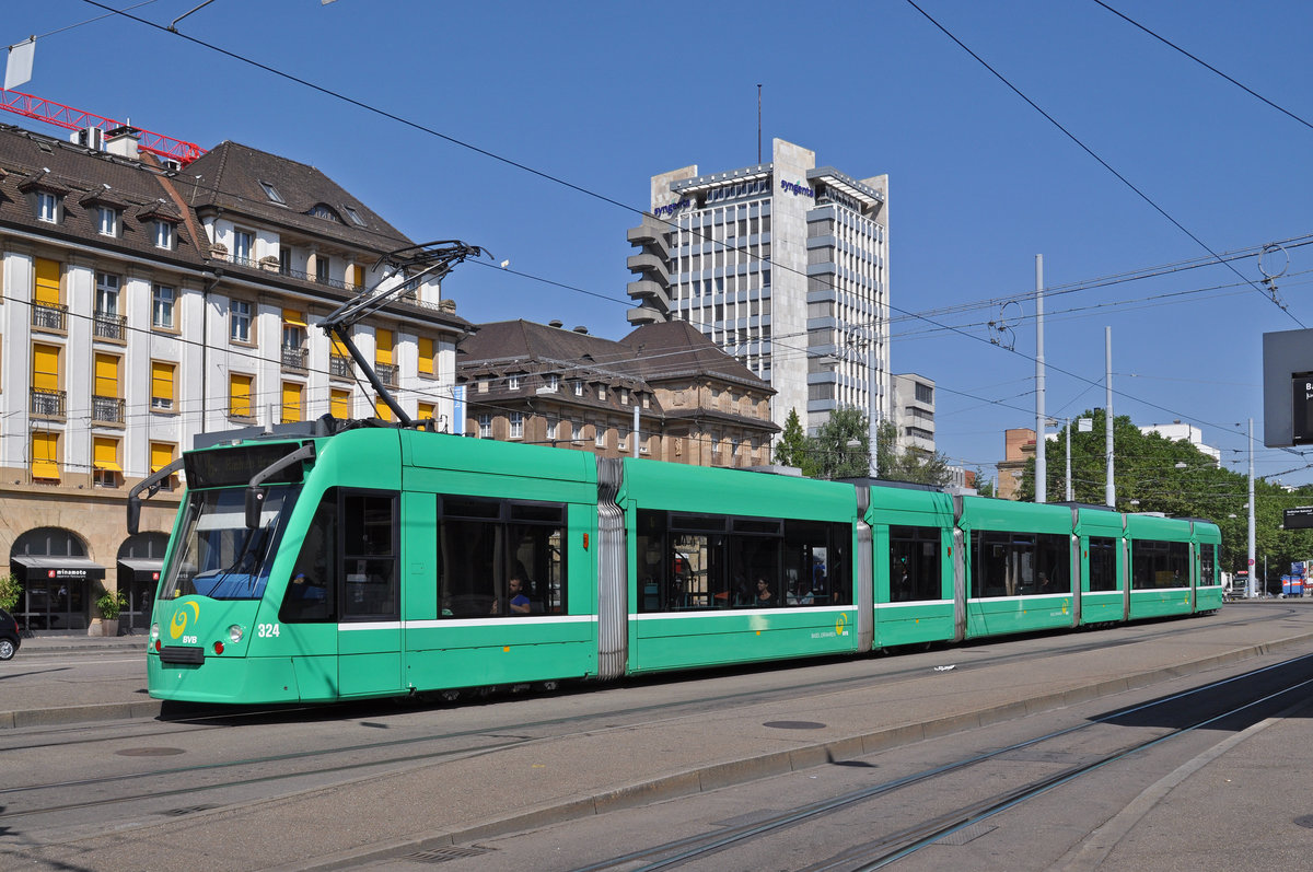 Be 6/8 Combino 324, auf der Linie 6, bedient die Haltestelle am Badischen Bahnhof. Die Aufnahme stammt vom 10.07.2015.