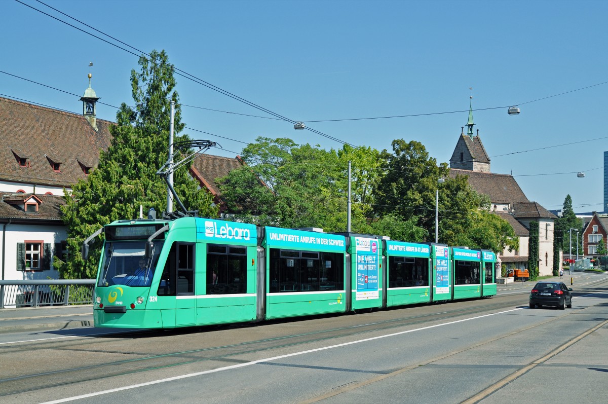 Be 6/8 Combino 324, mit einer Lebara Teilwerbung, auf der, wegen einer Großbaustelle in der Innerstadt umgeleiteten Linie 8, fährt vom Wettsteinplatz zum Kunstmuseum. Die Aufnahme stammt vom 07.08.2015.