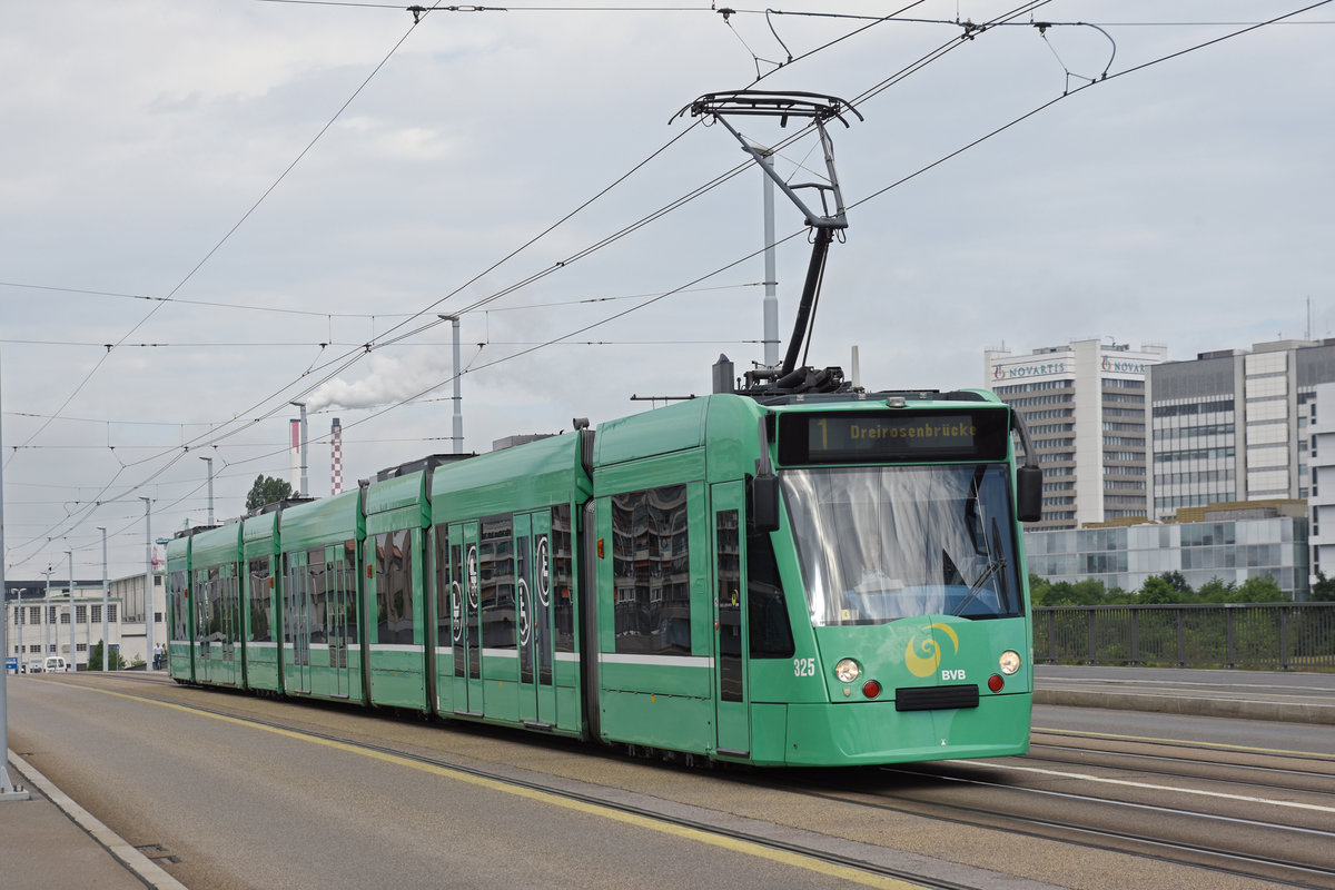 Be 6/8 Combino 325, auf der Linie 1, überquert die Dreirosenbrücke. Die Aufnahme stammt vom 31.05.2018.