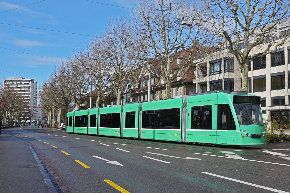 Be 6/8 Combino 325, auf der Linie 8, fährt Richtung Haltestelle Schützenhaus. Die Aufnahme stammt vom 09.03.2020.