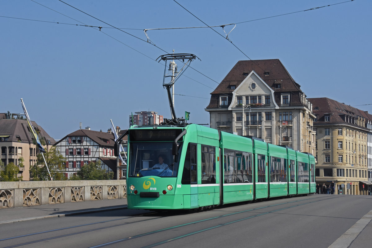 Be 6/8 Combino 325, auf der Linie 8, überquert die Mittlere Rheinbrücke. Die Aufnahme stammt vom 20.09.2020.