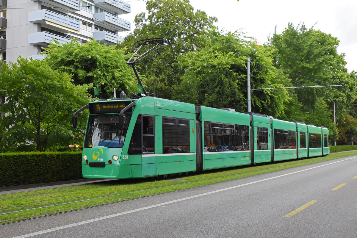 Be 6/8 Combino 325, auf der Linie 14, fährt zur Haltestelle Aeschenplatz. Die Aufnahme stammt vom 16.06.2020.