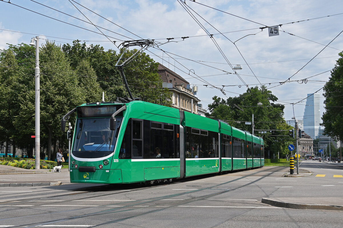 Be 6/8 Combino 325, auf der Linie 8, fährt am 10.07.2023 zur Haltestelle am Bahnhof SBB.
