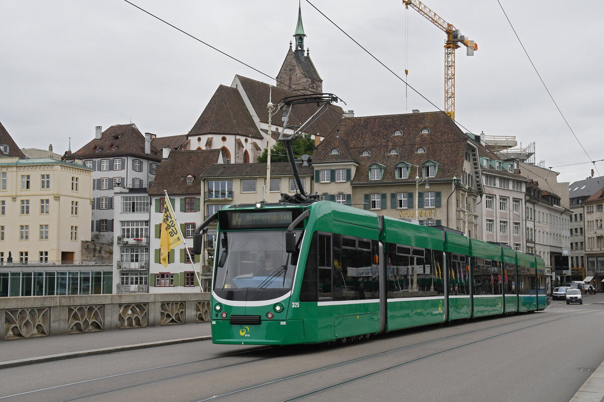 Be 6/8 Combino 325, auf der Linie 14, überquert am 26.08.2024 die Mittlere Rheinbrücke. Aufnahme Basel.
