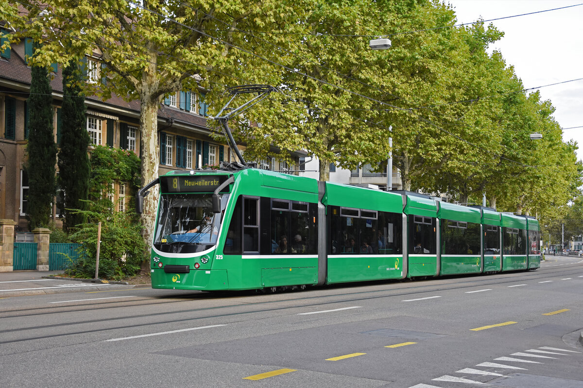 Be 6/8 Combino 325, auf der Linie 8, fährt am 12.09.2025 zur Haltestelle Schützenhaus. Aufnahme Basel.