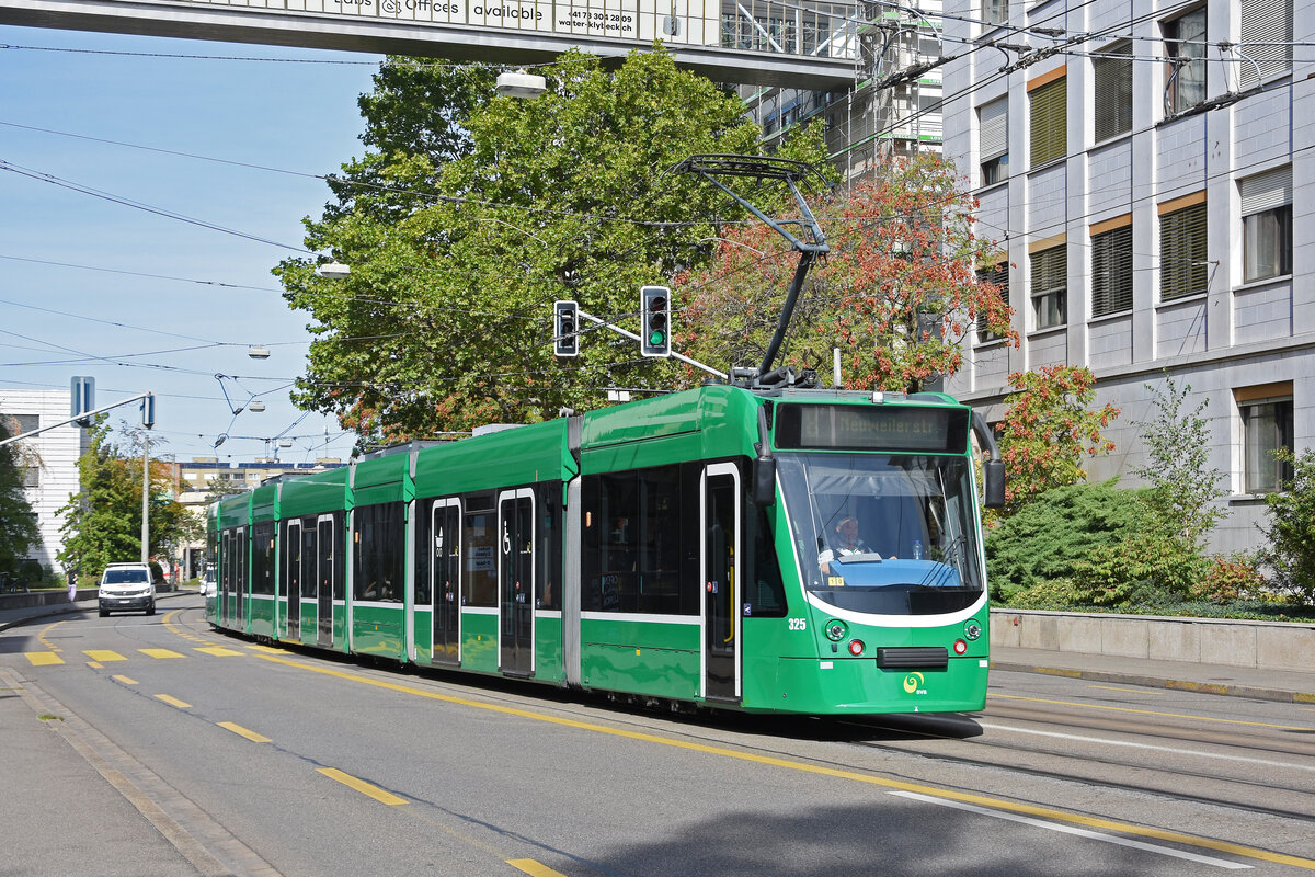 Be 6/8 Combino 325, auf der Linie 8, f�hrt am 21.09.2026 zur Haltestelle Dreirosenbr�cke. Aufnahme Basel.