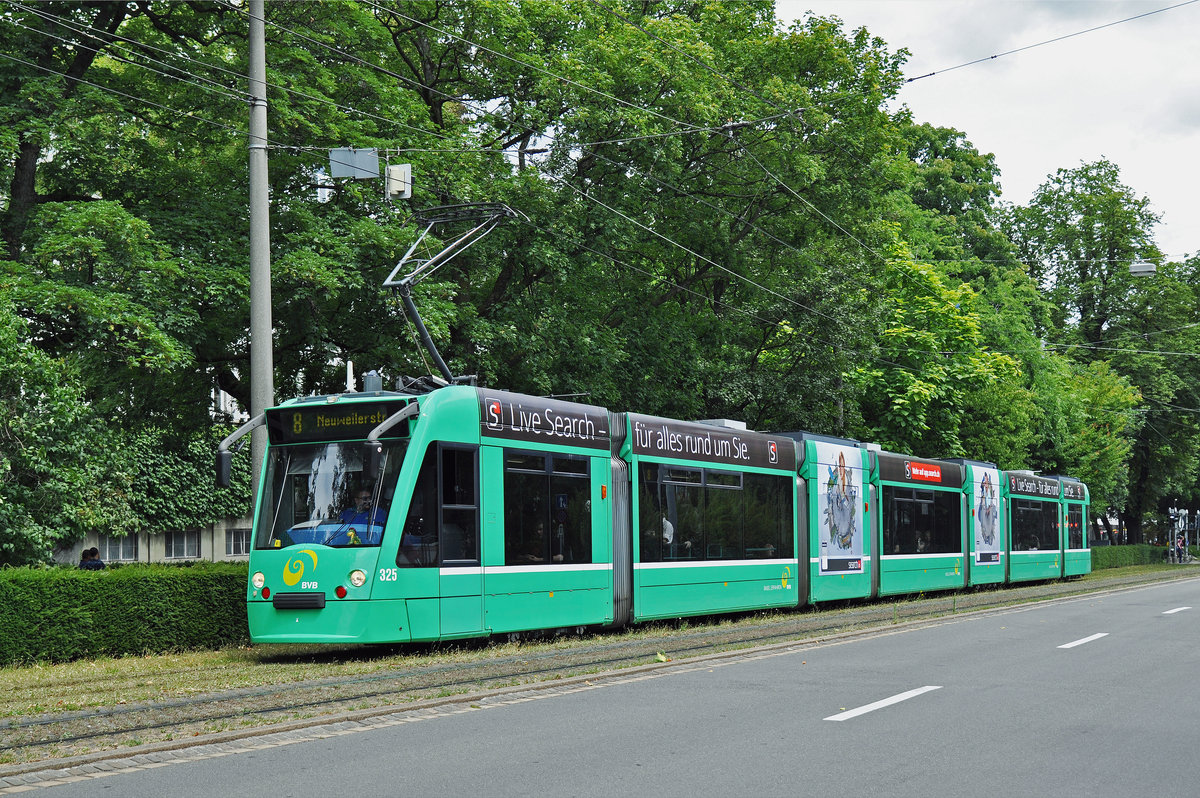 Be 6/8 Combino 325, auf der Linie 8, fährt zur Haltestelle am Bahnhof SBB. Die Aufnahme stammt vom 13.07.2015.