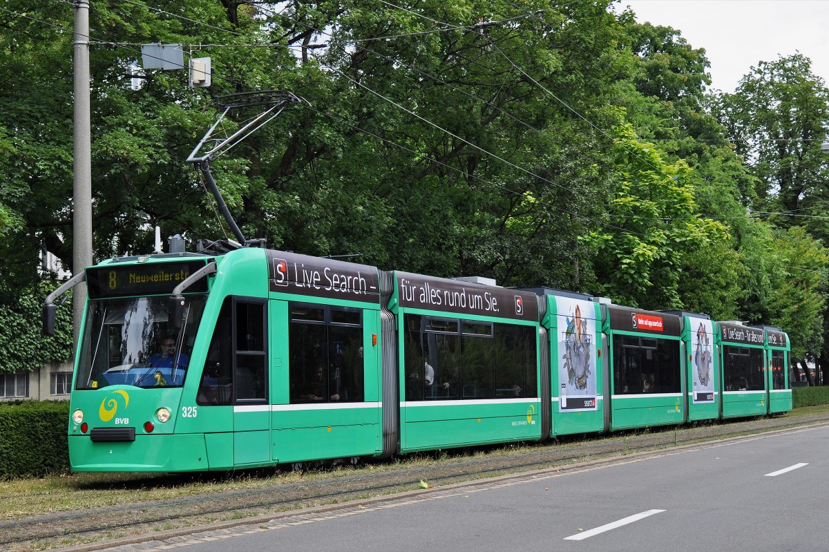 Be 6/8 Combino 325 mit einer Teilwerbung für search.ch auf der Linie 8 kurz vor der Haltestelle Bahnhof SBB. Die Aufnahme stammt vom 13.07.2015.