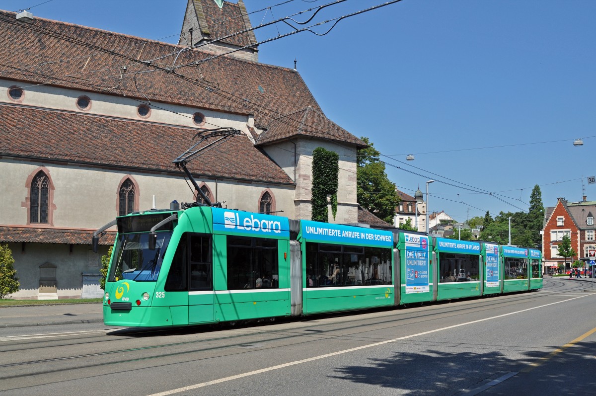 Be 6/8 Combino 325, mit einer Lebara Teilwerbung, auf der, wegen einer Großbaustelle in der Innerstadt umgeleiteten Linie 8, fährt vom Wettsteinplatz zum Kunstmuseum. Die Aufnahme stammt vom 07.08.2015.