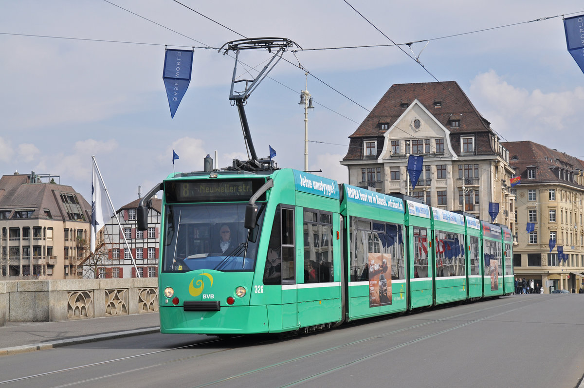 Be 6/8 Combino 326, auf der Linie 8, überquert die Mittlere Rheinbrücke. Die Aufnahme stammt vom 27.03.2018.