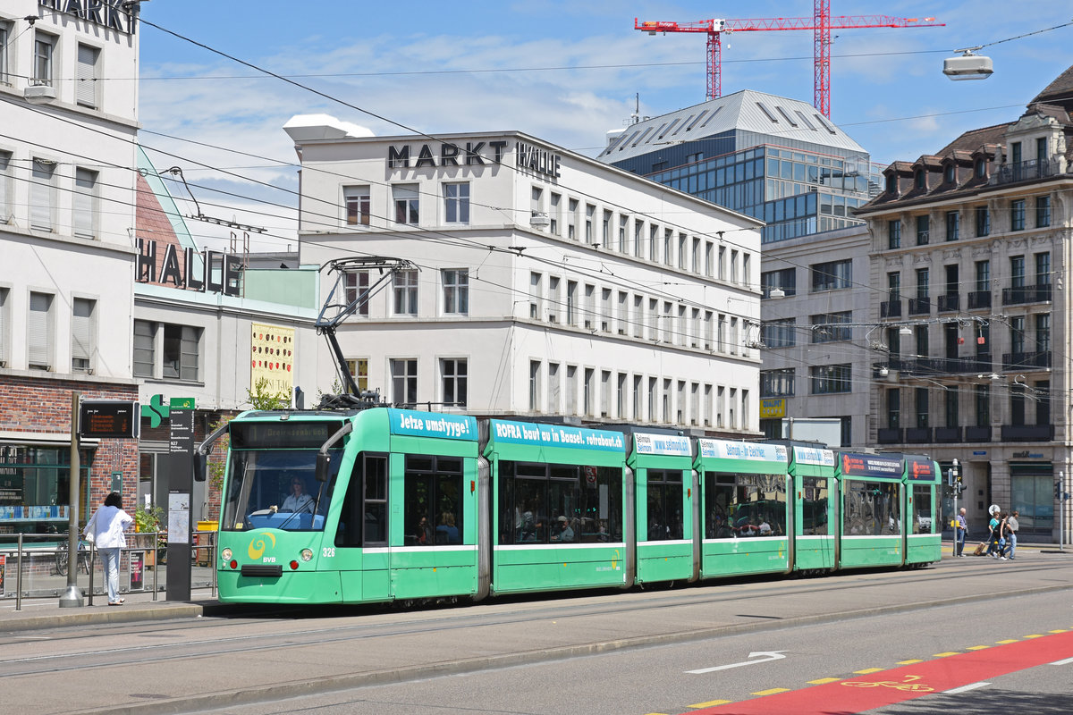 Be 6/8 Combino 326, auf der Linie 1, fährt zur Haltestelle Markthalle. Die Aufnahme stammt vom 24.06.2018.
