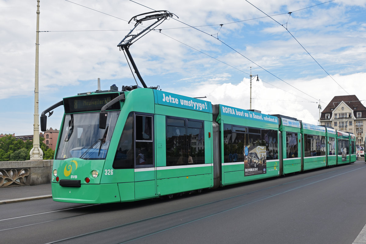 Be 6/8 Combino 326, auf der Linie 8, überquert die Mittlere Rheinbrücke. Die Aufnahme stammt vom 21.05.2018.