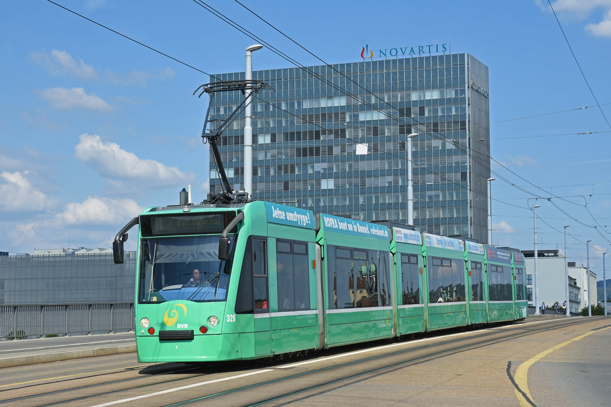 Be 6/8 Combino 326, auf der Linie 1, fährt zur Haltestelle Novartis Campus. Die Aufnahme stammt vom 12.07.2018.