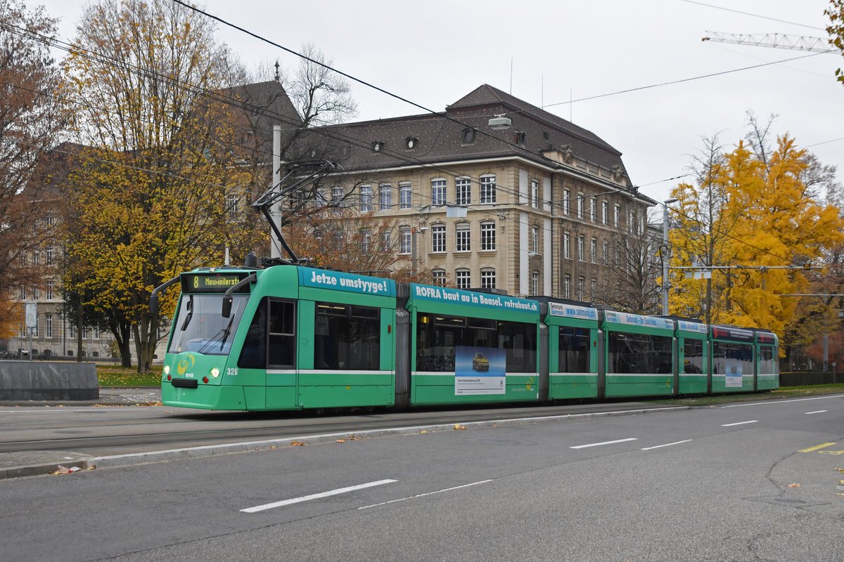 Be 6/8 Combino 326, auf der Linie 8, fährt zur Haltestelle am Bahnhof SBB. Die Aufnahme stammt vom 17.11.2018.