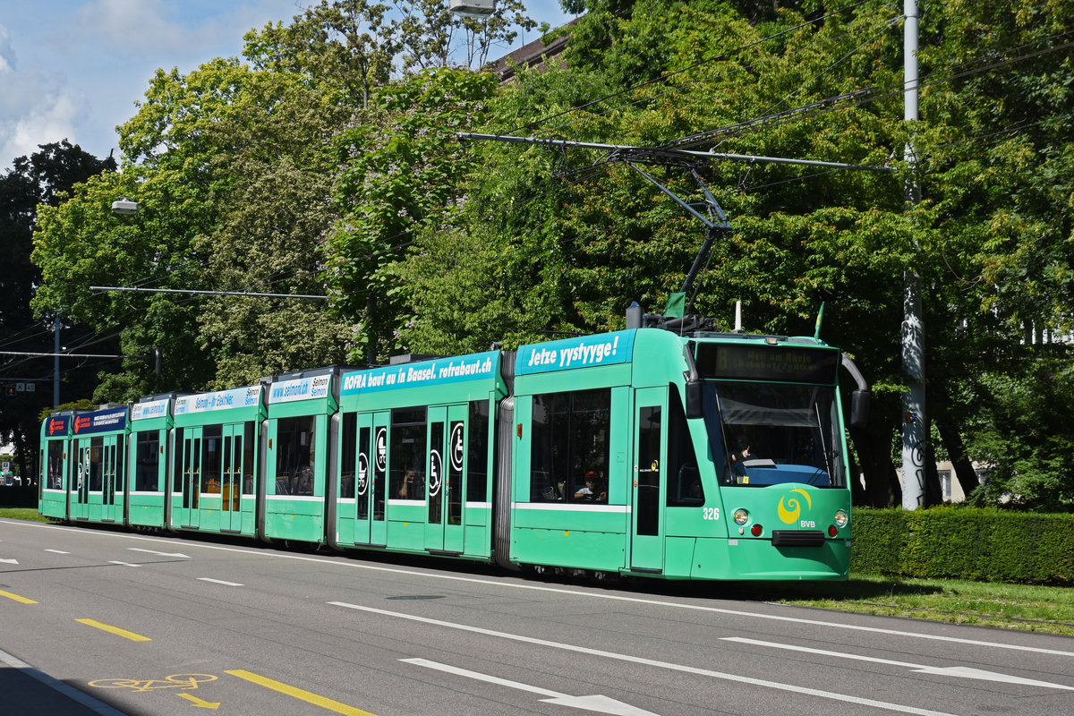 Be 6/8 Combino 326, auf der Linie 8, fährt zur Haltestelle Aeschenplatz. Die Aufnahme stammt vom 21.06.2020.