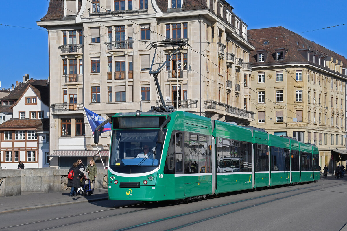 Be 6/8 Combino 326, auf der wegen einer Baustelle umgeleiteten Linie 2, überquert am 04.11.2024 die Mittlere Rheinbrücke. Aufnahme Basel.