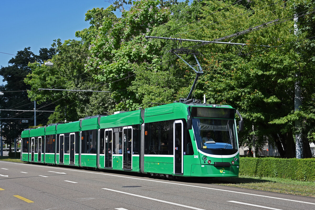 Be 6/8 Combino 326, auf der Linie 8, fährt am 21.06.2025 zur Haltestelle am Aeschenplatz. Aufnahme Basel.