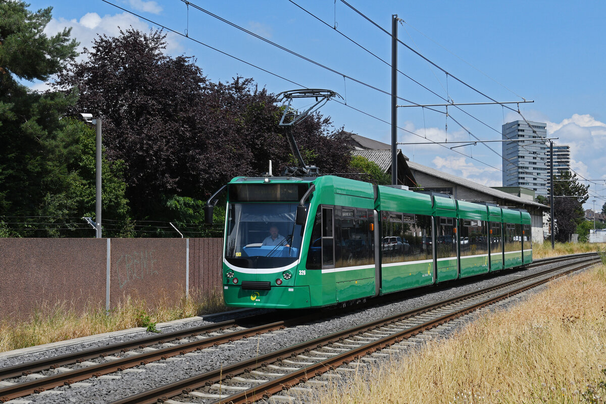 Be 6/8 Combino 326, auf der Linie 14, fährt am 14.07.2025 zur Haltestelle Kästeli. Aufnahme Pratteln.