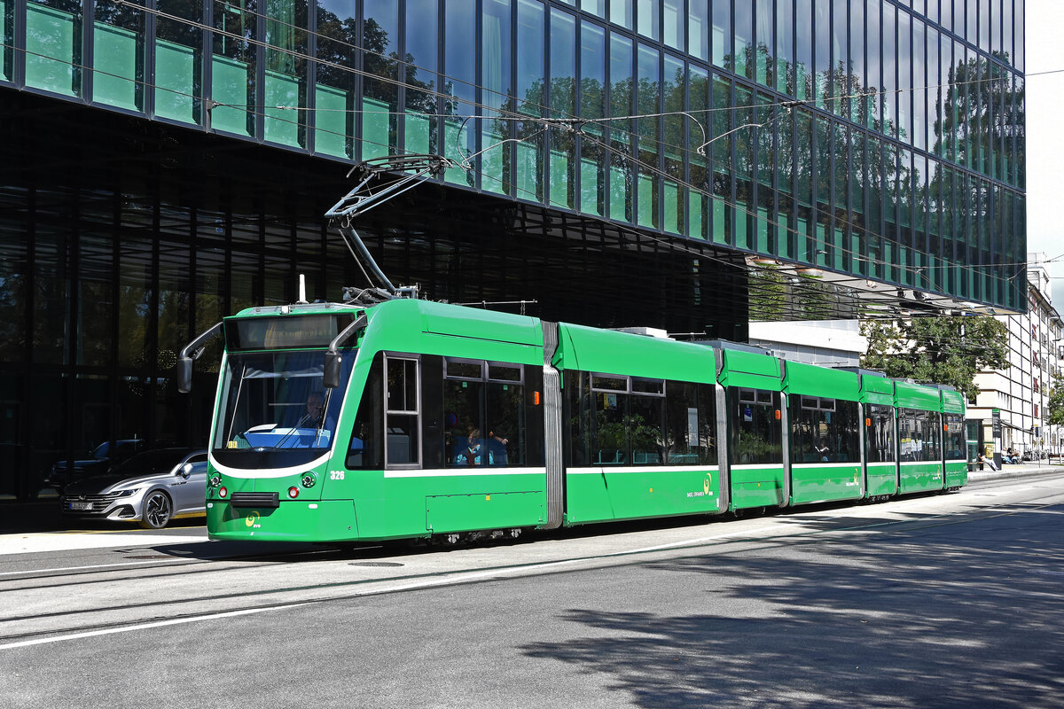 Be 6/8 Combino 326, auf der Linie 2, fährt am 02.09.2025 zur Haltestelle Messeplatz. Aufnahme Basel.
