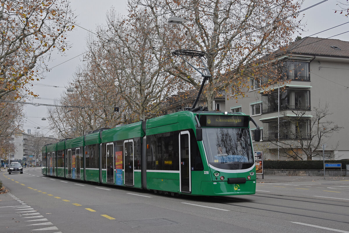 Be 6/8 Combino 326, auf der Linie 8, fährt am 22.11.2025 zur Haltestelle ZOO Bachletten. Aufnahme Basel.