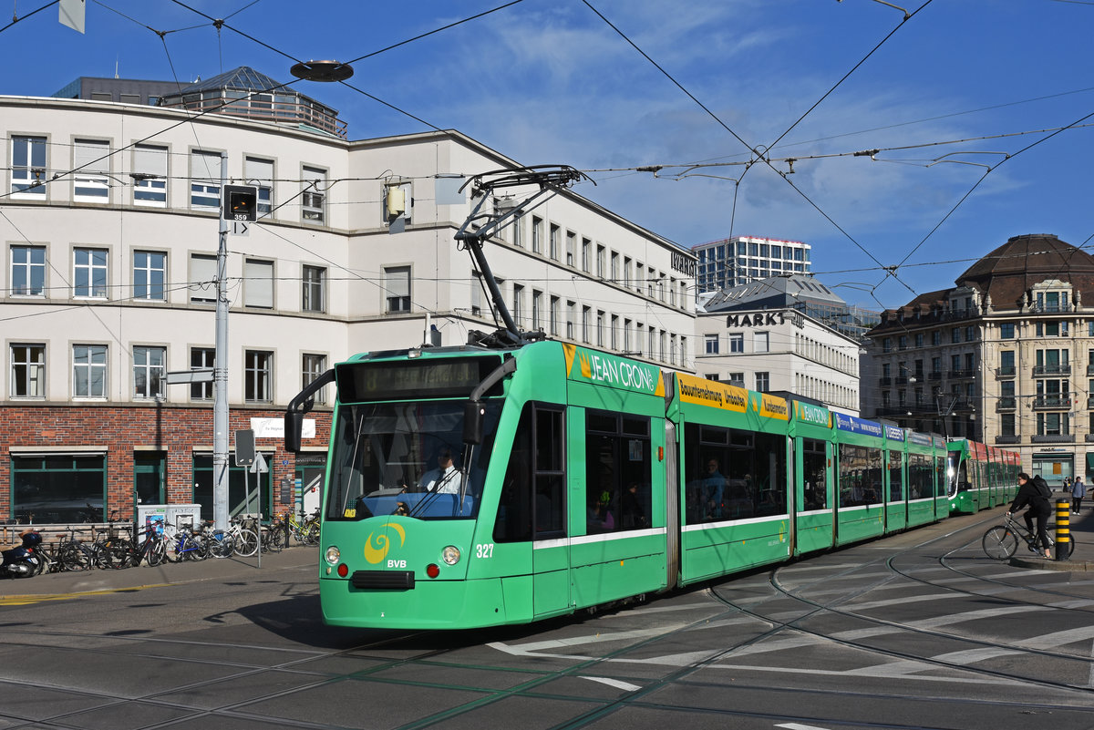 Be 6/8 Combino 327, auf der Linie 8, verlässt die Haltestelle Markthalle. Die Aufnahme stammt vom 18.09.2019.