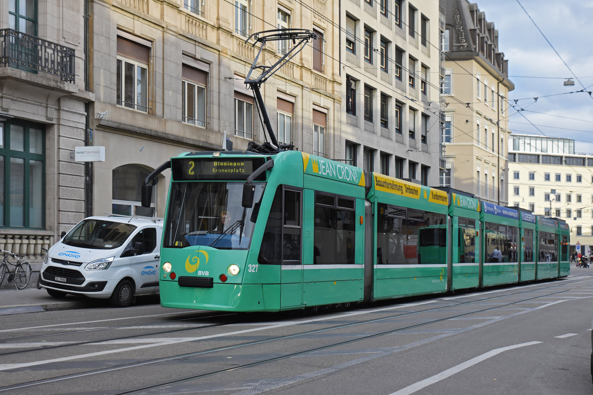Be 6/8 Combino 327, auf der Linie 2, fährt Richtung Haltestelle Markthalle. Die Aufnahme stammt vom 12.11.2019.