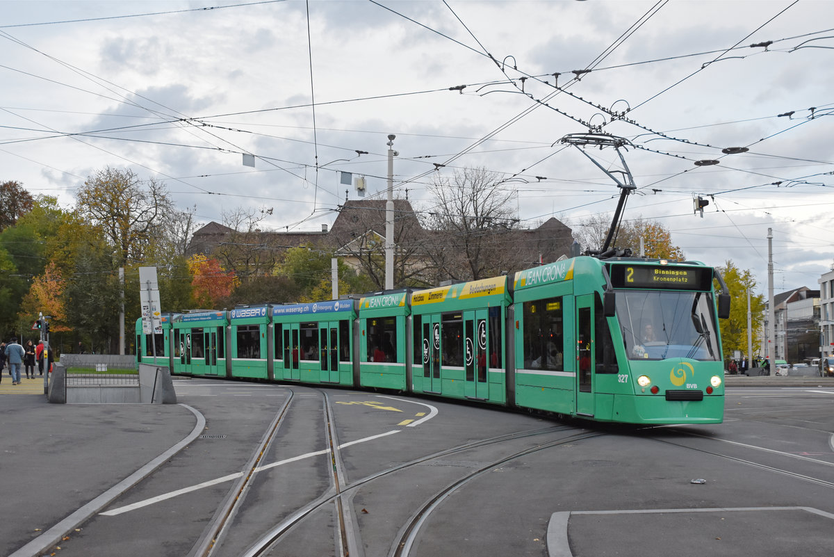 Be 6/8 Combino 327, auf der Linie 2, fährt zur Haltestelle Bahnhof SBB. Die Aufnahme stammt vom 07.11.2019.